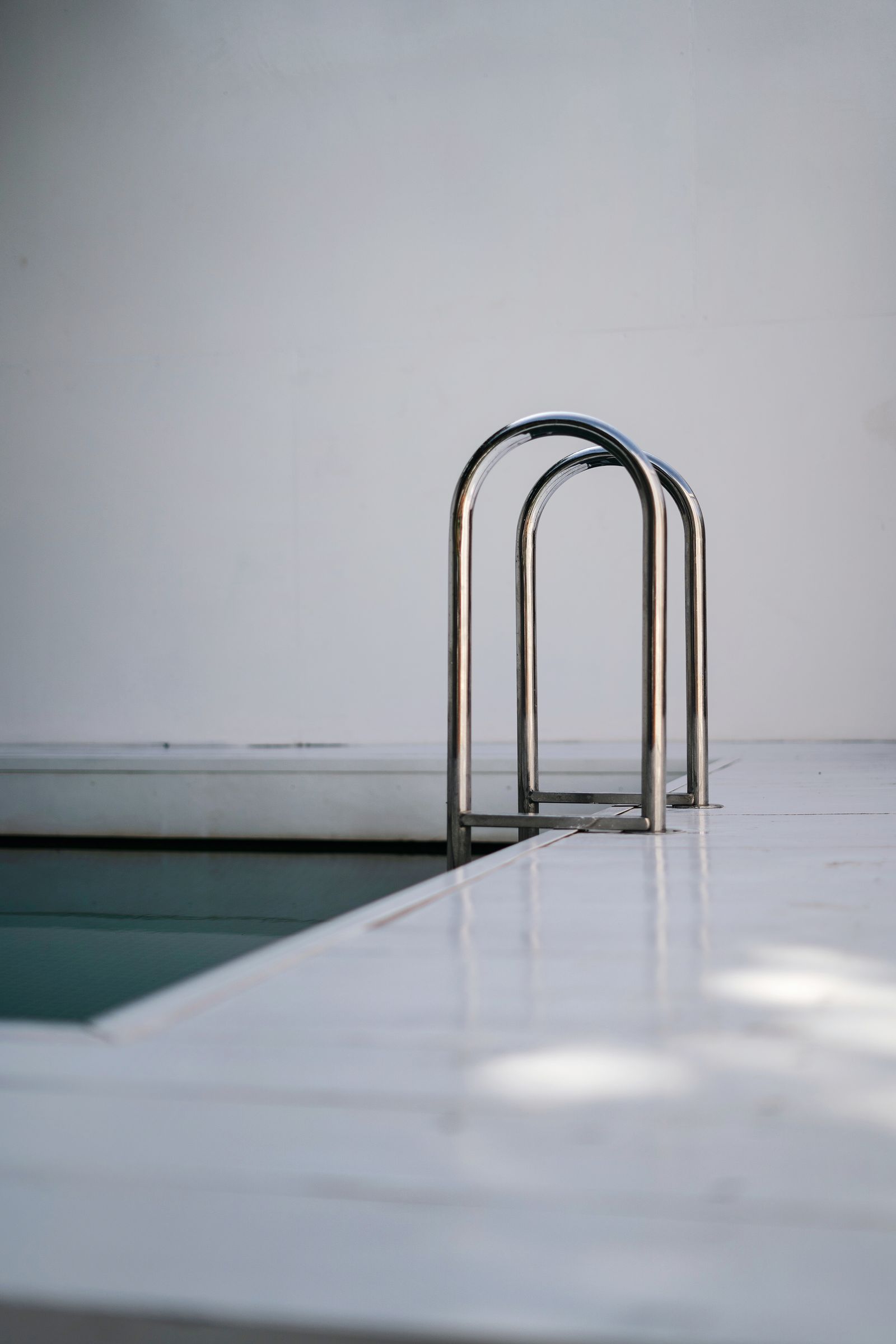 Corrimão em inox junto a piscina
